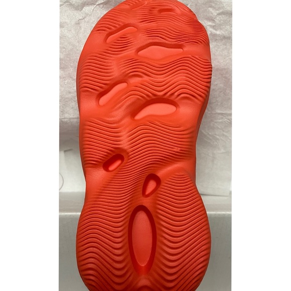 NWT!! Women’s Foam Runner Cut Out Sneakers SIZE 10 - Picture 3 of 3